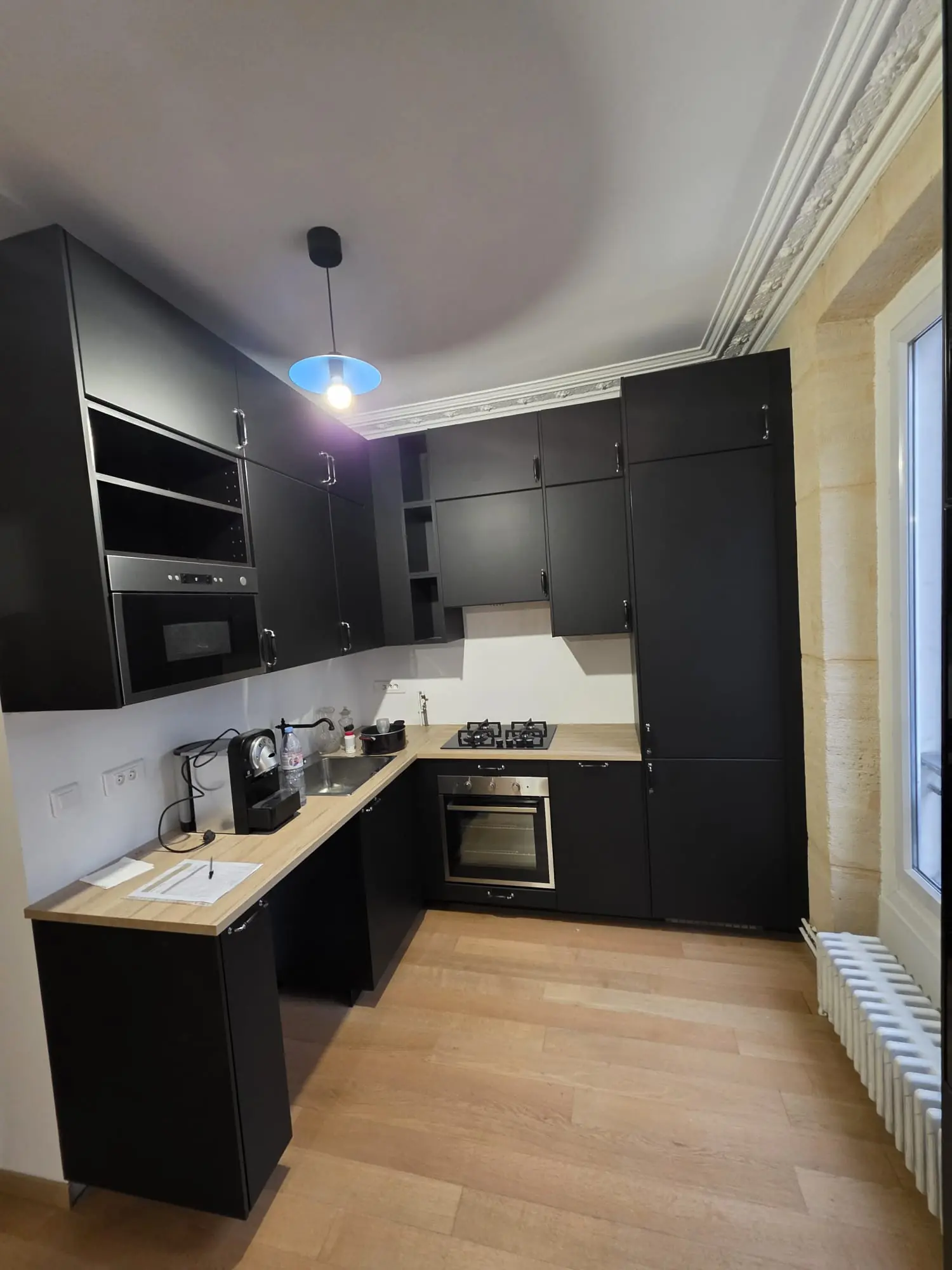 Cuisine noire sur mesure réalisée dans un appartement parisien