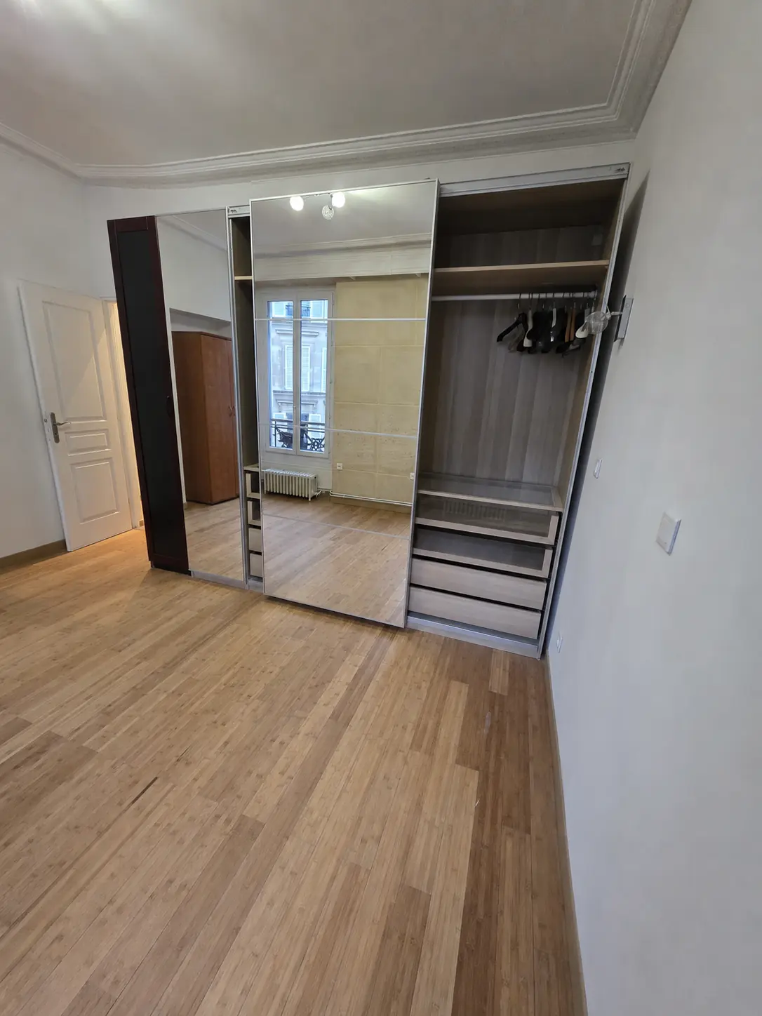 Dressing miroir et parquet posés dans une chambre parisienne