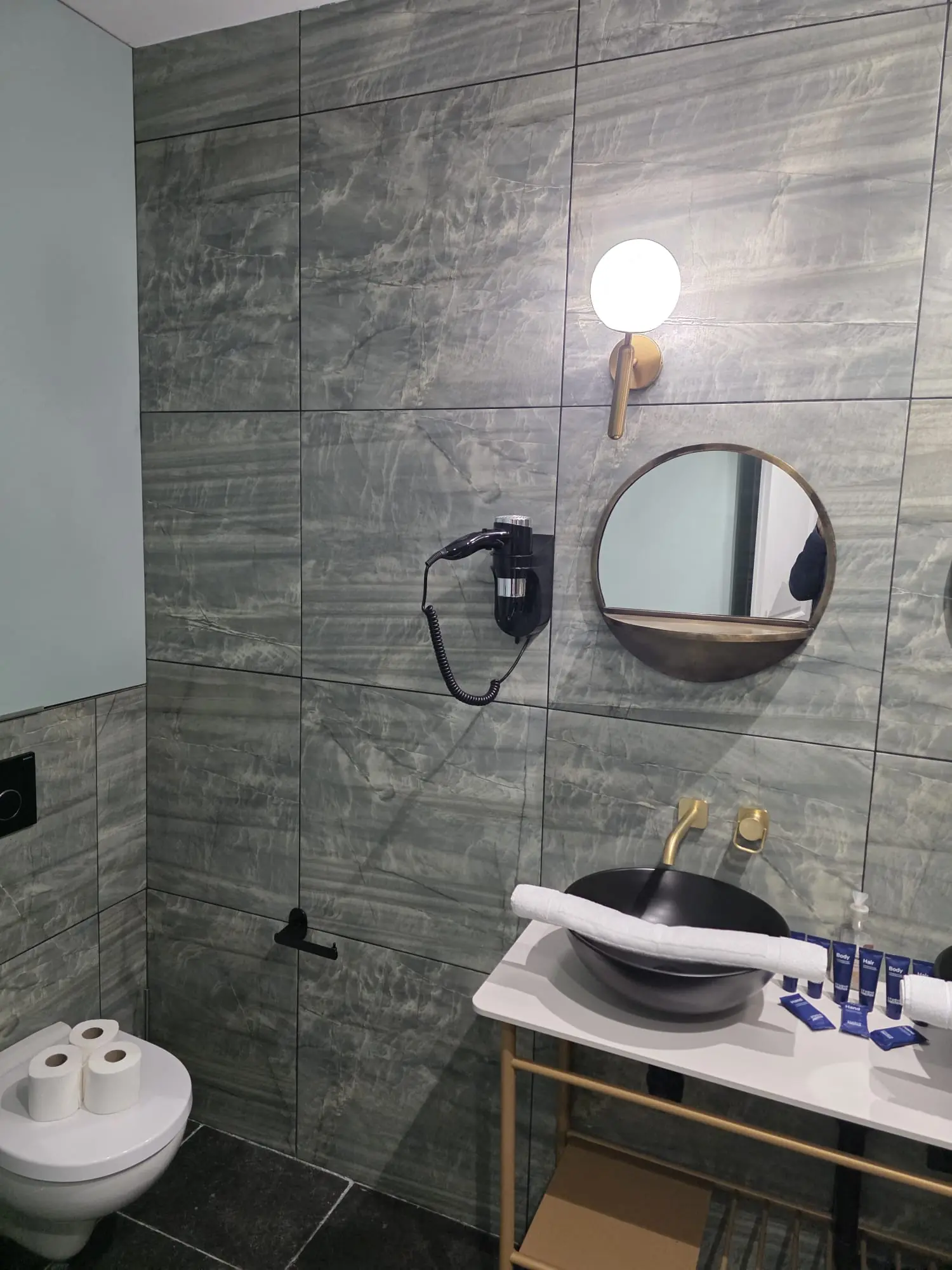 Salle de bain en pierre rénovée par JLC à Paris